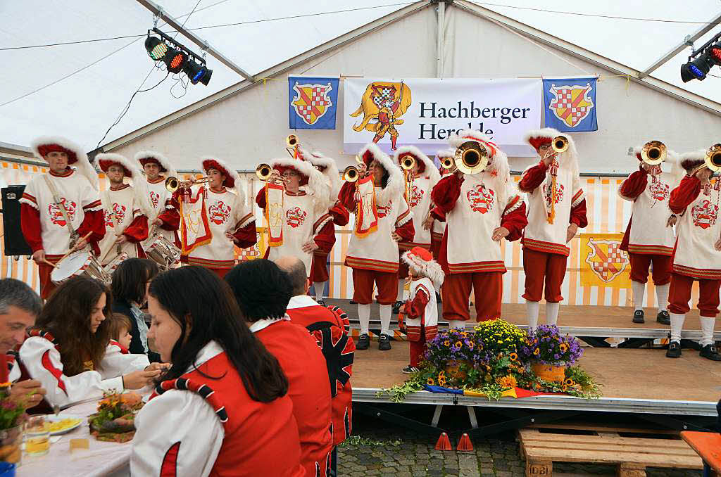 Ein imposantes Bild bieten die Wiesentler Gste im Festzelt in ihren schmucken, wei-roten Uniformen.
