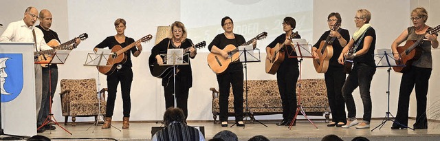 Der Gitarrenklub Taktlos begleitet das Schlusslied.  | Foto: Alfred Arbandt