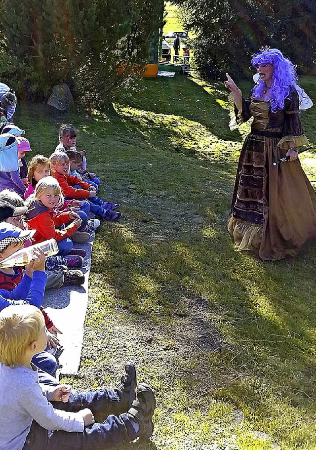 Die Mrchenfee zog die jngsten Besucher mit ihren  Geschichten in ihren Bann.   | Foto: Tina Httich