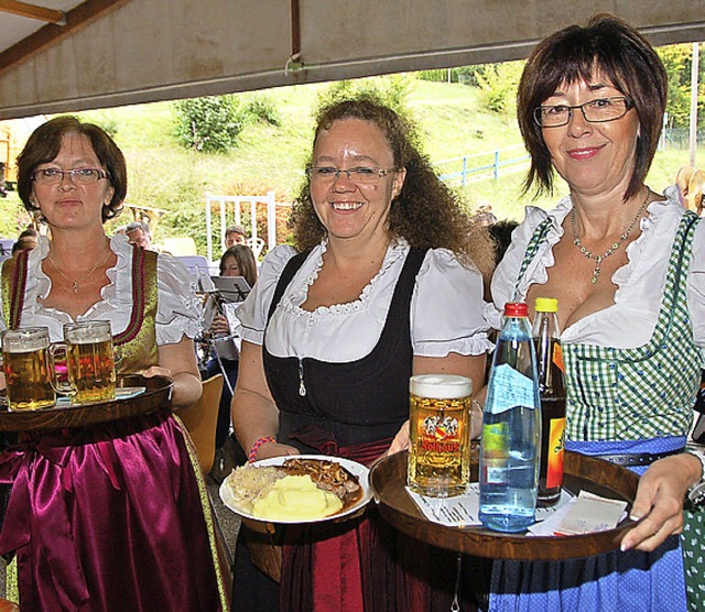 Fesche Dirndln servierten beim Schlachtfest der Eberfinger Feuerwehr.  | Foto: Jutta Binner-Schwarz