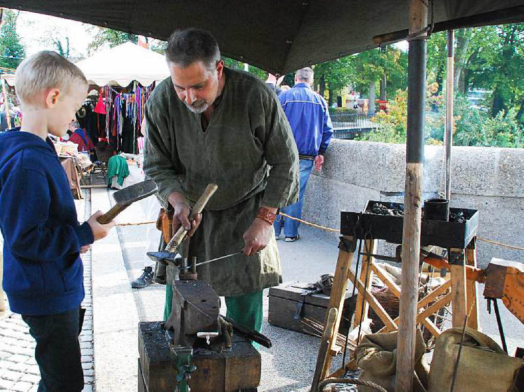 Mittelalterliche Angebote laden zum Mitmachen, Schauen und Staunen ein.