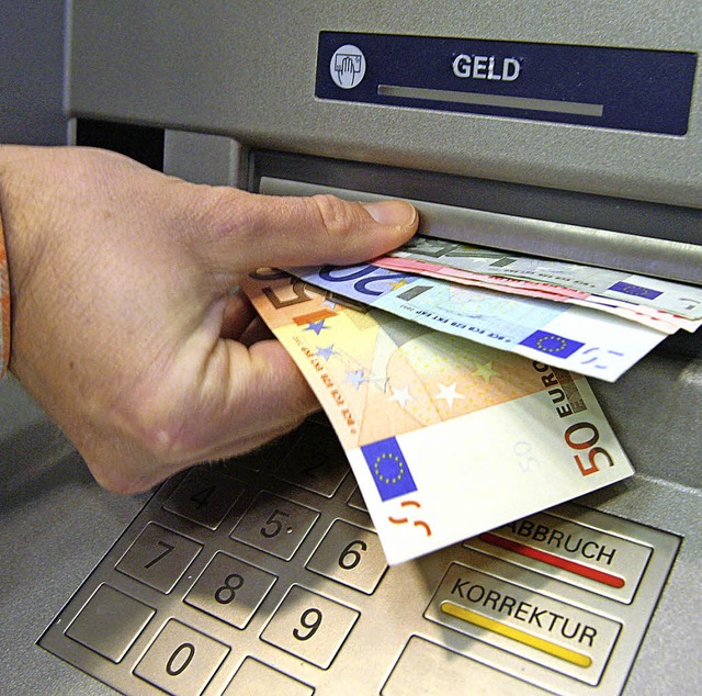 Mit gestohlenen Bankkarten hob der Angeklagte 2000 Euro ab.   | Foto: dpa