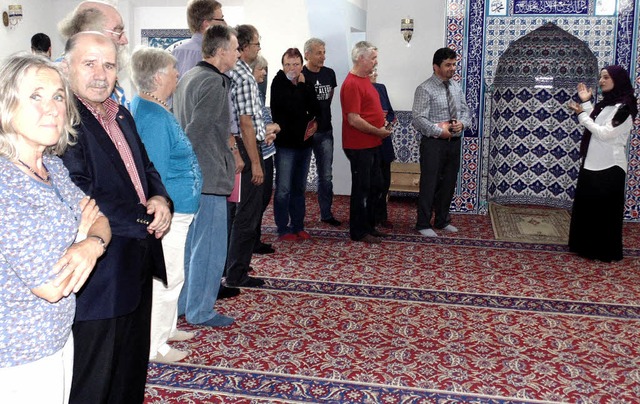 Enser Demiray (rechts) und Imam Celal ...ie Besucher im Gebetsraum der Moschee.  | Foto: michael gottstein