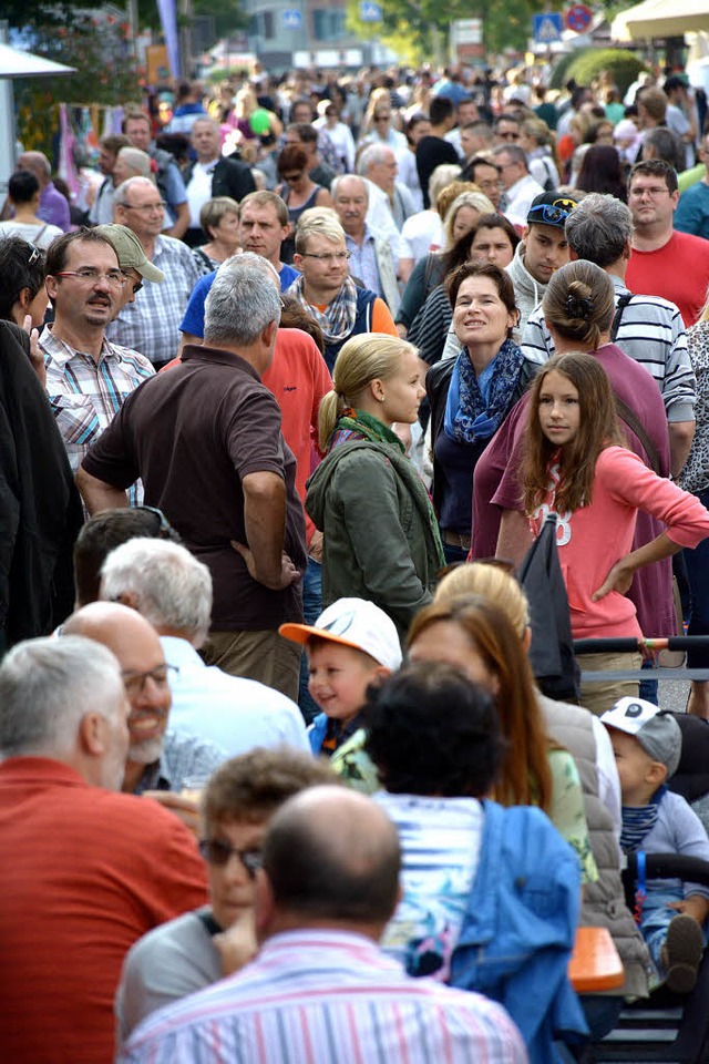 Gedrnge auf der Hauptstrae: Der Weiler Einkaufstag war gut besucht.  | Foto: Hannes Lauber