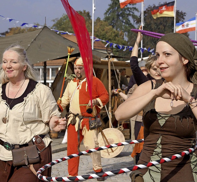 Hula Hoop im Mittelalter: Auf der Rheinbrcke gab es einiges zu bestaunen.  | Foto: Petra Wunderle