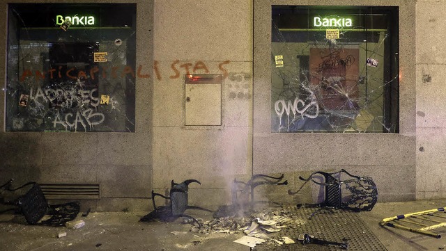 Objekt des Volkszorns: Demonstranten d... diese Filiale von Bankia in Madrid.    | Foto: AFP