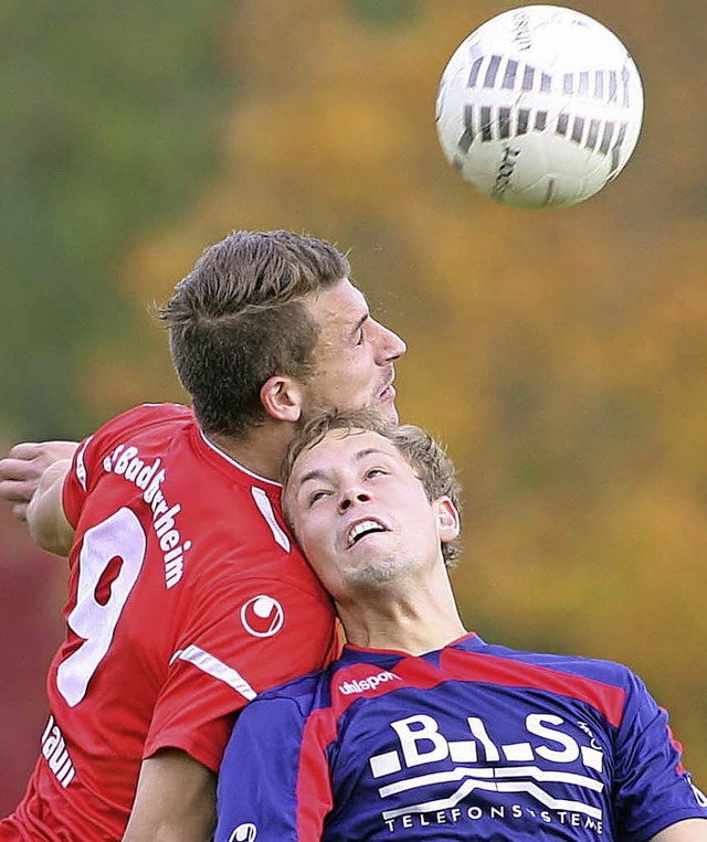 Torschtzen unter sich: Der Bad Drrhe... im Kopfballduell mit  Alen Lekavski.   | Foto: dieter reinhardt