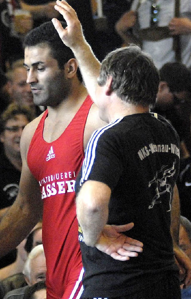 WKG-Trainer Roland Vgtlin erfreut ber  Hojjatollah Sarivi.   | Foto: Dippel
