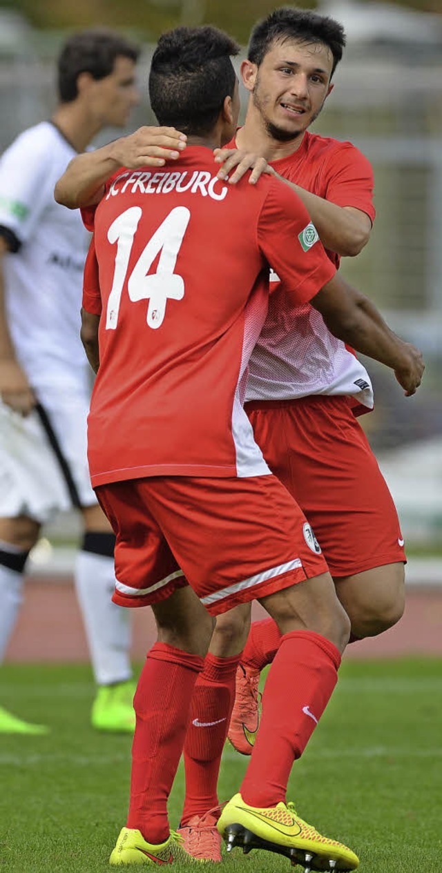 Freude ber das 1:1 bei Torschtze Ale... Fiore Tapia  und Mohamed Drger (14)   | Foto: Seeger