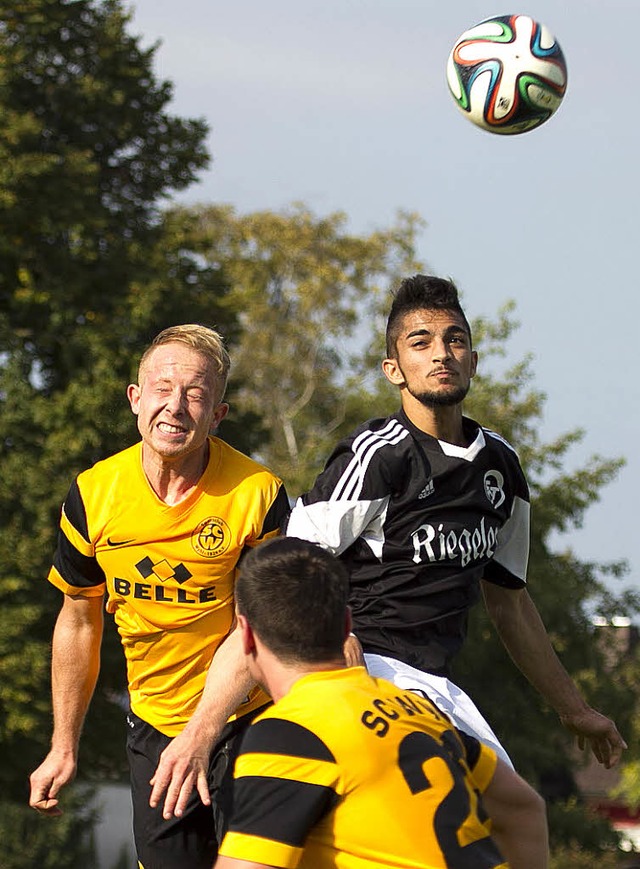 Dem Ball die Stirn geboten, notfalls m...s) und Kaiss Baktiary vom FC Teningen   | Foto: Fleig
