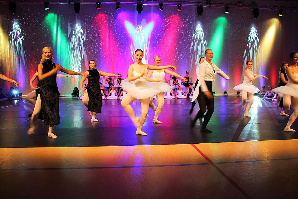 Farbenfroh und lebendig gestalteten die Tanzschlerinnen- und Schler den Abend zum 30-jhrigen Bestehen der Tanzschule.