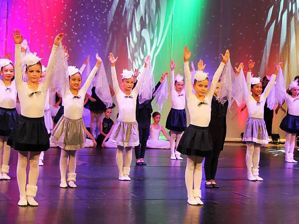 Farbenfroh und lebendig gestalteten die Tanzschlerinnen- und Schler den Abend zum 30-jhrigen Bestehen der Tanzschule.