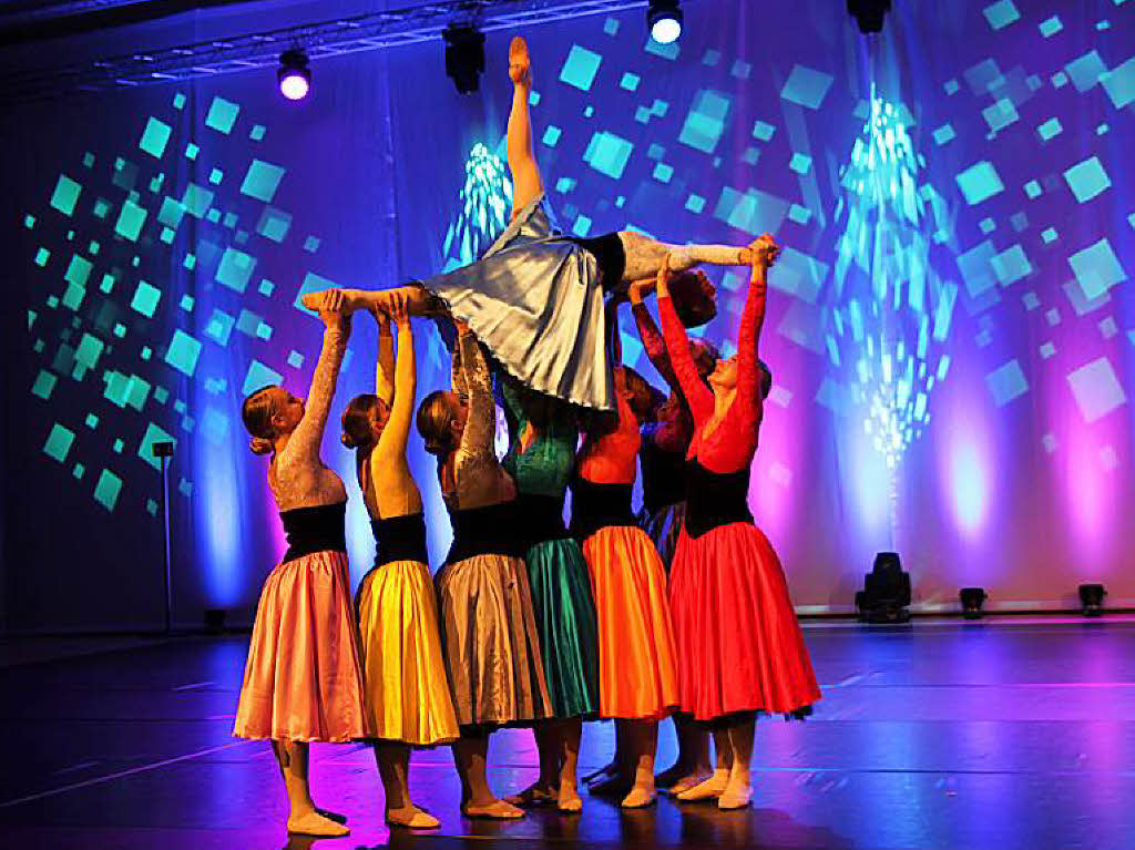 Farbenfroh und lebendig gestalteten die Tanzschlerinnen- und Schler den Abend zum 30-jhrigen Bestehen der Tanzschule.