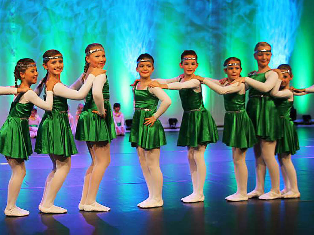 Farbenfroh und lebendig gestalteten die Tanzschlerinnen- und Schler den Abend zum 30-jhrigen Bestehen der Tanzschule.