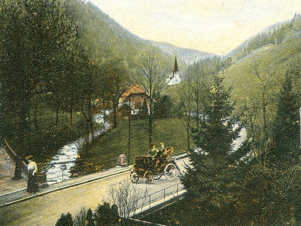 Hier drfte eines der ersten Automobile ber den Hllsteig fahren – 1905 war noch nicht  viel los auf den Straen des Hochschwarzwaldes.