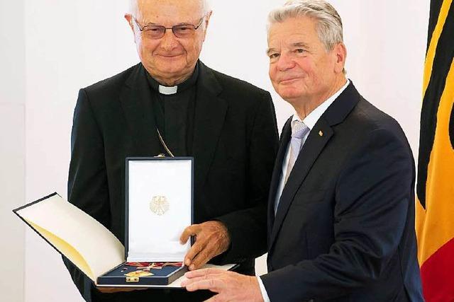 Gauck ehrt Zollitsch mit dem Bundesverdienstkreuz