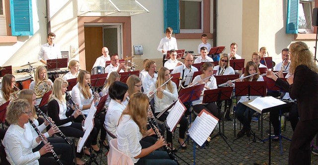 Die Musiker der &#8222;Harmonie&#8220;...atinee hinter dem Vrstetter Rathaus.   | Foto: Pia Grttinger