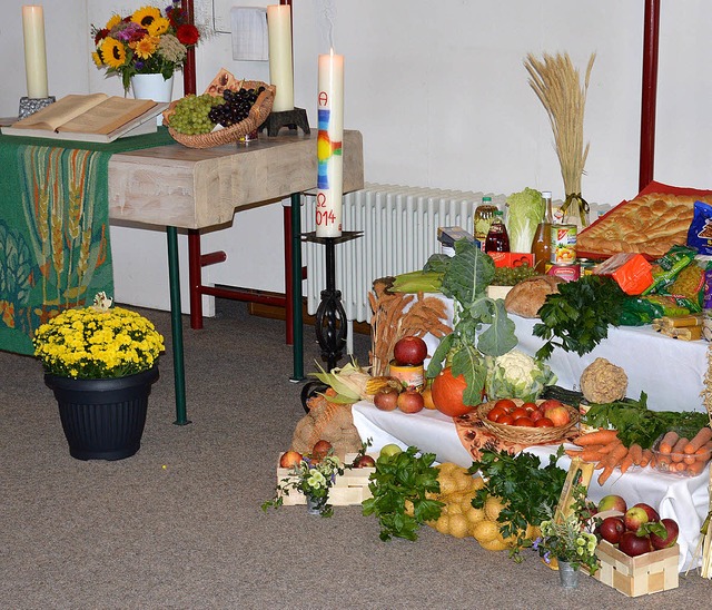 Mit Spenden fr den Tafelladen Schopfh...Gottesdienst im Gemeindehaus gedeckt.   | Foto: Georg Diehl