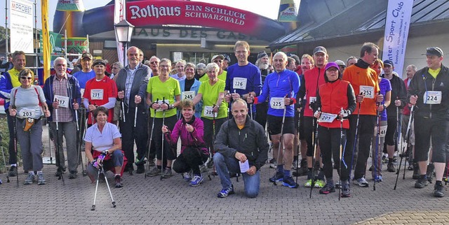 Gleich geht&#8217;s los: Die Teilnehme...Kilometer-Strecke kurz vor dem Start.   | Foto: Stefan Pichler