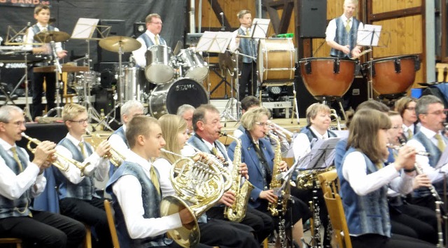 Der Musikverein Heimatklang aus Htten...eten das zweitgige Fest musikalisch.   | Foto: ulrike Owald