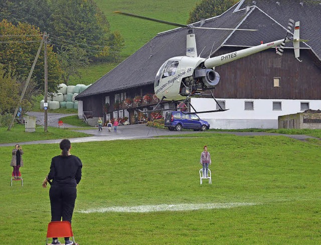 Der Helikopter im Anflug auf den Landeplatz aus Mehl.   | Foto: A. Wehrle