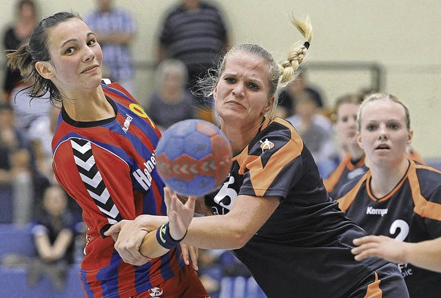 Wohin fliegt der Ball? Die Kenzingerin...nks)  und HSG-Spielerin Miriam Weber    | Foto: Keller