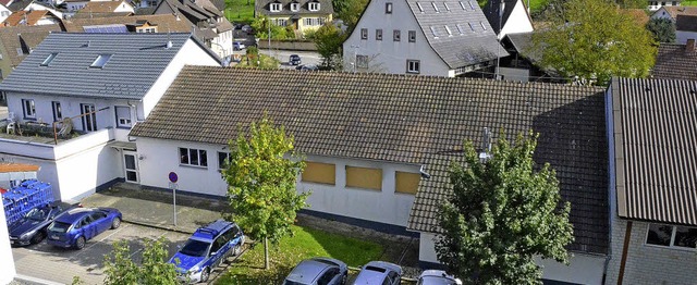 Der Kopfbau des Feuerwehrhauses (links..., die Fahrzeughalle wird  neu gebaut.   | Foto: Markus Maier