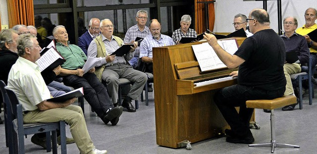 Der Mnnerchor Wehr mit Chorleiter Mar...ert in der Stadthalle am 11. Oktober.   | Foto: hrvoje miloslavic
