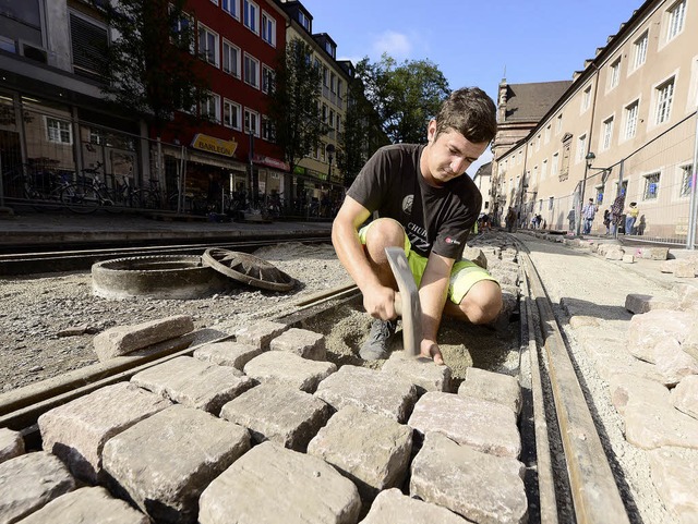 Rund fnf Tonnen Steine verlegt der St...uer Alexander Briegel (23) jeden Tag.   | Foto: Ingo Schneider