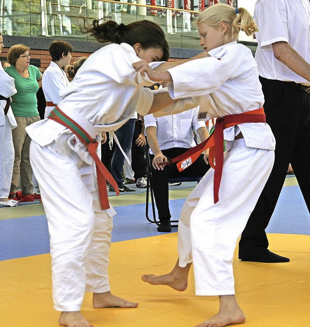 Leonie Karkoschka (rechts, JC Efringen...lmeisterschaft ihre Siegesserie fort.   | Foto: Herbert Frey