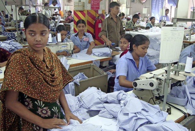 Schuften derzeit noch bis zu 80 Wochen...1; Textilarbeiterinnen in Bangladesch.  | Foto: dpa