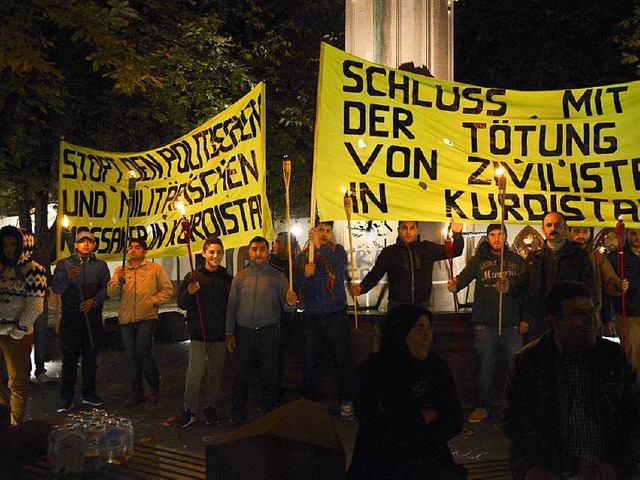 Die Mahnwache in Freiburg erinnert an die Lage in Kobane.  | Foto: Ingo Schneider