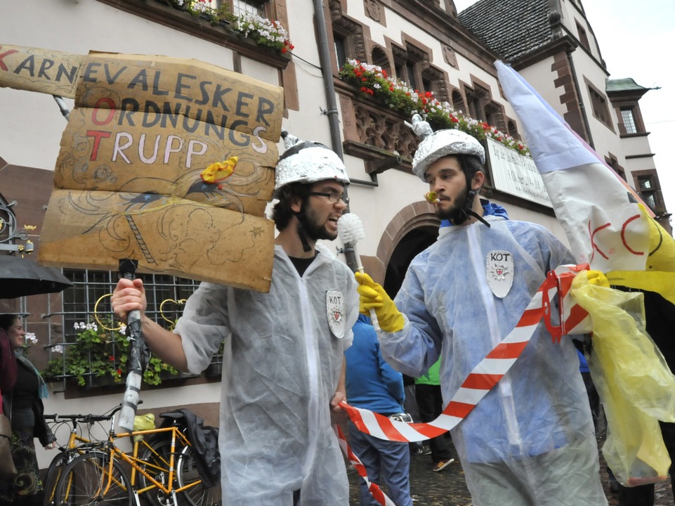 Das Aktionsbündnis Innenstadt demonstr... Rathaus gegen die Einführung des KOD.  | Foto: Michael Bamberger