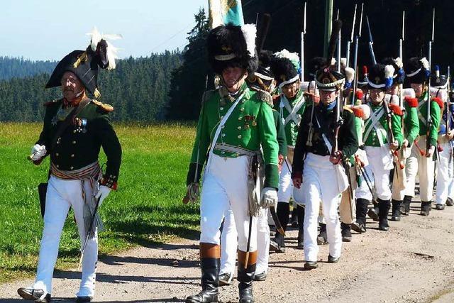 Warum Mnner in historischen russischen Soldatenuniformen durch die Region marschieren