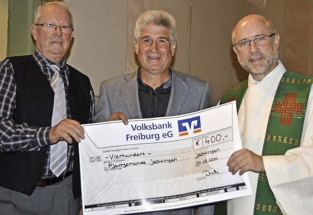Jechtingen. Von rechts, Pfarrer Bernha...gemeinderatsvorsitzender Arno Gerhart.  | Foto: Roland Vitt