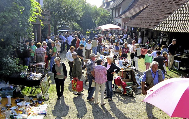 Buntes Treiben in wohltuender Atmosph... Dorfflohmarkt&#8220; im Pennartz-Hof.  | Foto: Reiner Merz