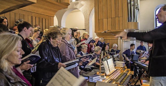 Der Jugendchor und der Kirchenchor St.... Snger beider Chre  auf der Empore.   | Foto: Bernhard Kleine