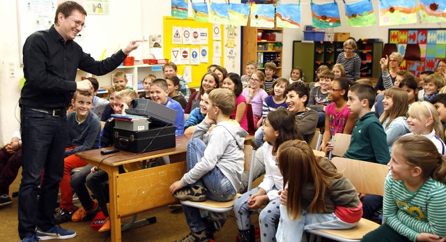 Tino Bussalb bringt den Kindern etwas ...gar nicht kennen: einen Diaprojektor.   | Foto: Heidi Fssel