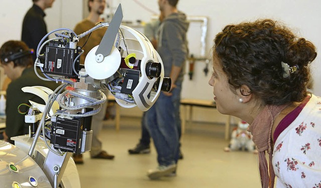 Der mit den Ohren schlackert: Roboter ...  Aufmerksamkeit von Franka Sthling.   | Foto: i. Schneider