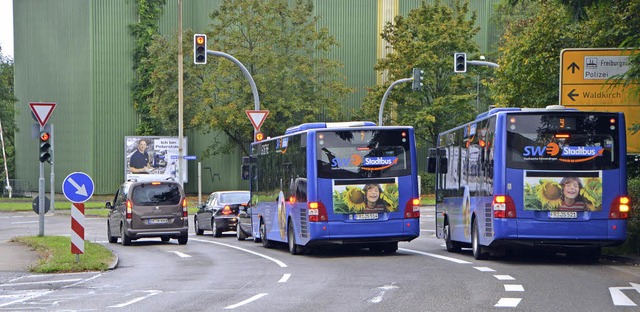 Noch stehen die Busse am Knoten Freibu...haltungen die Busse flotter zu machen.  | Foto: Gerhard Walser