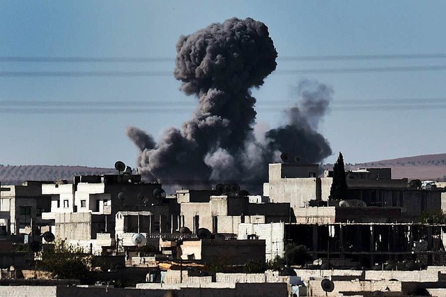 Rauchsulen ber Kobane zeugen von den...n Kmpfen zwischen dem IS und Kurden.   | Foto: AFP