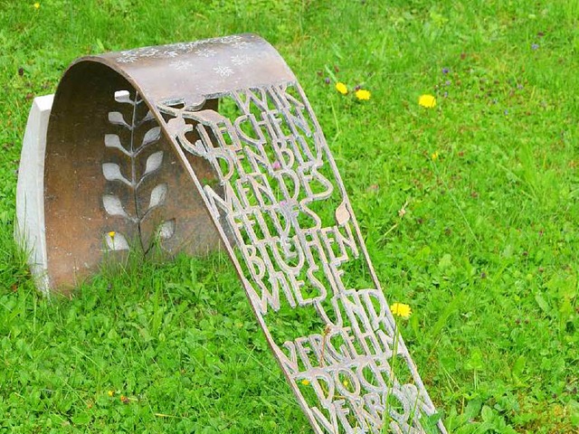 Luftiges  Grabmal: Schriftgitter aus Bronze  | Foto: Birgit Herrmann