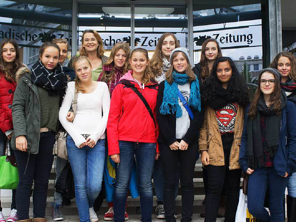 Die Klasse 9a des St. Ursula Gymnasium Freiburg mit ihrer Lehrerin Ricarda Wilhelm.