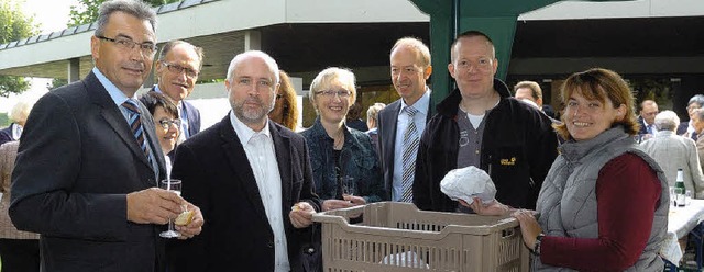 Pfarrer Bernhard Schneider zusammen mi...milie nach dem Erntedankgottesdienst.   | Foto: Jrgen Schweizer