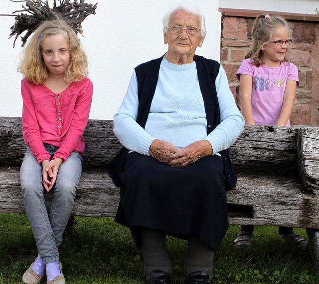 Ida Metzger aus Rust, die heute ihren ...feiert, mit ihren beiden Urenkelinnen   | Foto: Adelbert Mutz