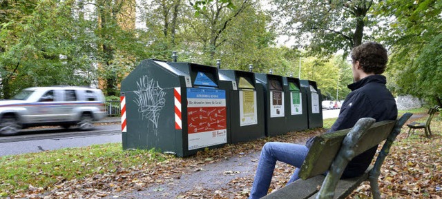 Eine Reihe von Recycling-Containern st...en Ruhebnken an der Kartuserstrae.   | Foto: Michael Bamberger