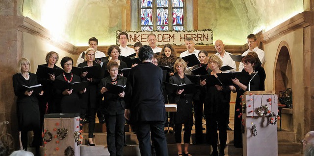 Das Vokalensemble Cantamus unter Leitu...nne Momann in der Burgheimer Kirche.   | Foto: W. Knstle