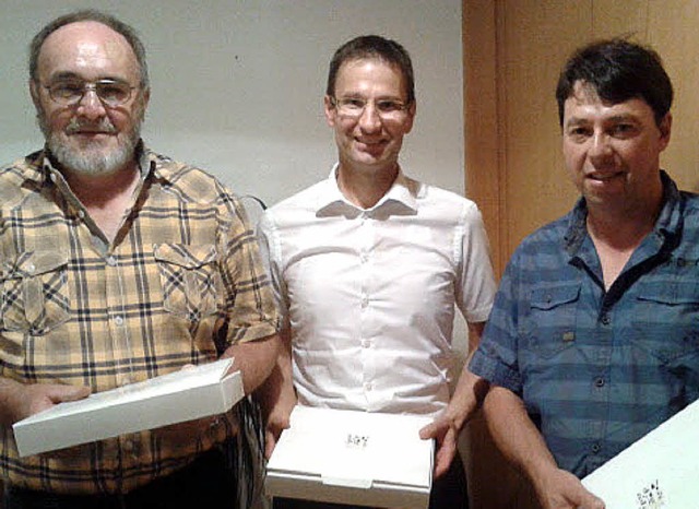 Markus Riesterer (Mitte) ehrte Hans-Pe...nmller (links) und Roland Zimmermann.  | Foto: Ehmann