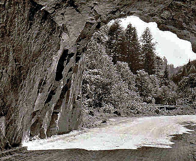 Das Felsmassiv mit dem Tunneldurchbruc...ste 1973 dem Straenneubau weichen.     | Foto: Archivbild:  Ernst Brugger