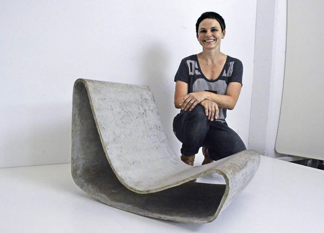 Stefani Fricker hat als Leiterin der W...222;Loop&#8220;, ein Stuhl aus Beton.   | Foto: FILLISCH